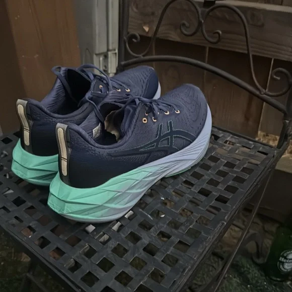 Asics Novablast 4 Womens Sz US Thunder Blue Athletic Running Shoes Sneakers - Picture 5 of 12